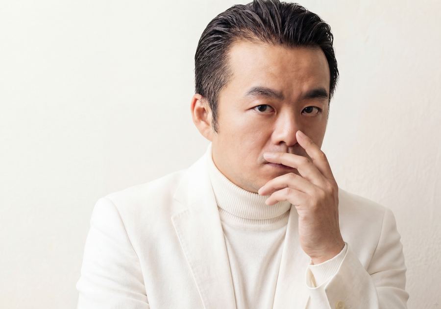 回春視務所職人特寫，專注神情，象徵二十年來對光影與神韻的堅持